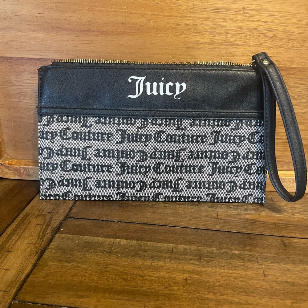 New without tags Juicy Couture zippered clutch.